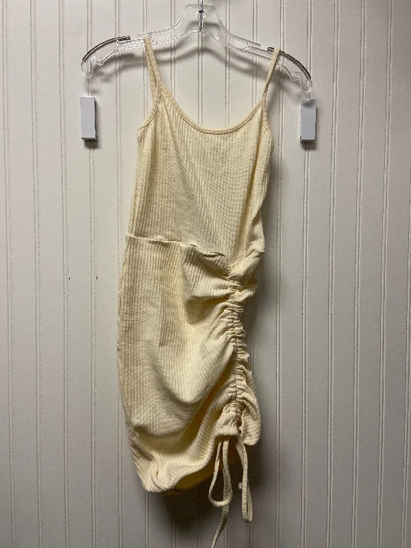 Weekend Deal Cream Dress Casual Short Pretty Little Thing, Size S
